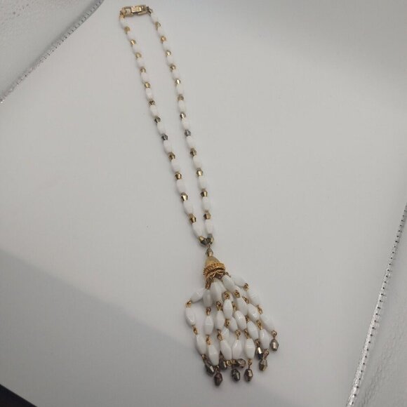 Signed Crown Trifari Rare Milk Glass Lariat Necklace Rare design on beads - Picture 2 of 7